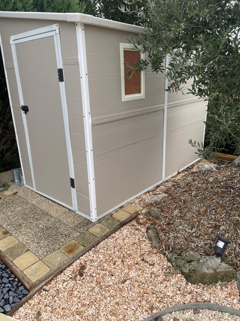 Anbau-Gartenhaus aus beigem Harz, 3,55 m², inkl. Fundament-Kit - JOBU