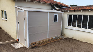 Anbau-Gartenhaus aus beigem Harz, 3,55 m², inkl. Fundament-Kit - JOBU